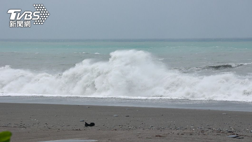 台東太麻里海域附近出現長浪。（圖／黃城碩攝）