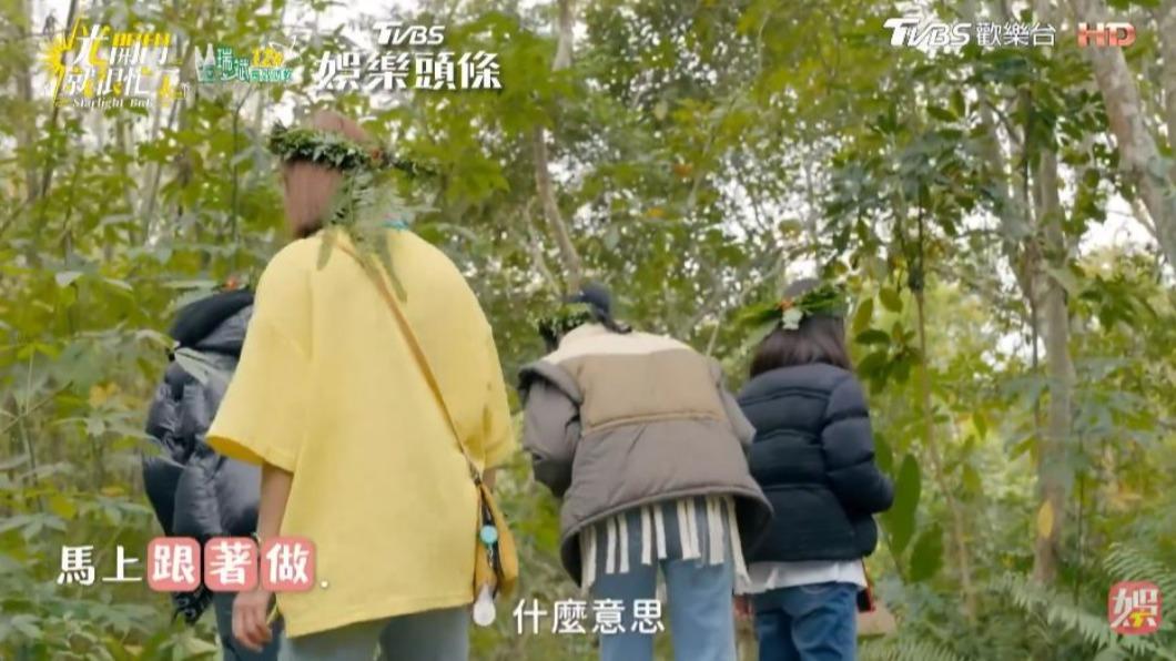 4人見達人把蕨類吐掉,她們也跟著吐。(圖/翻攝自《光開門就很忙了》)