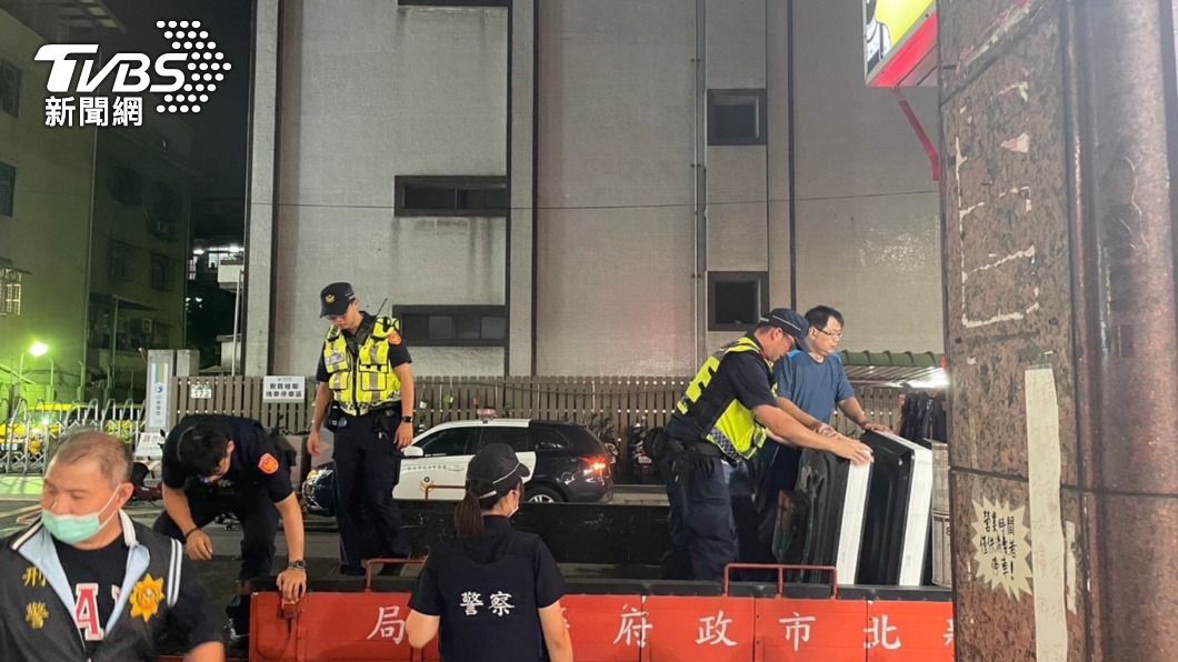 員警搬證物。（圖／TVBS）