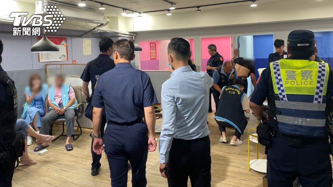 警方當場查獲閻姓主嫌等5名賭場嫌犯，7桌共28名賭客。（圖／TVBS）