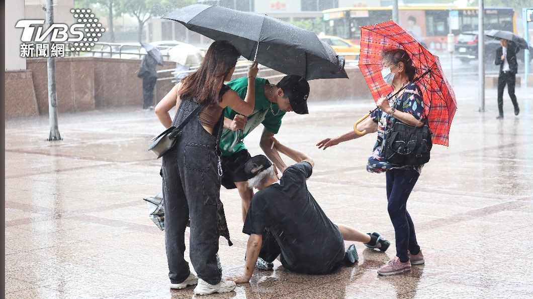圖多/杜蘇芮颱風猛烈!北市「路人跌倒、傘變形」明起雨勢更大