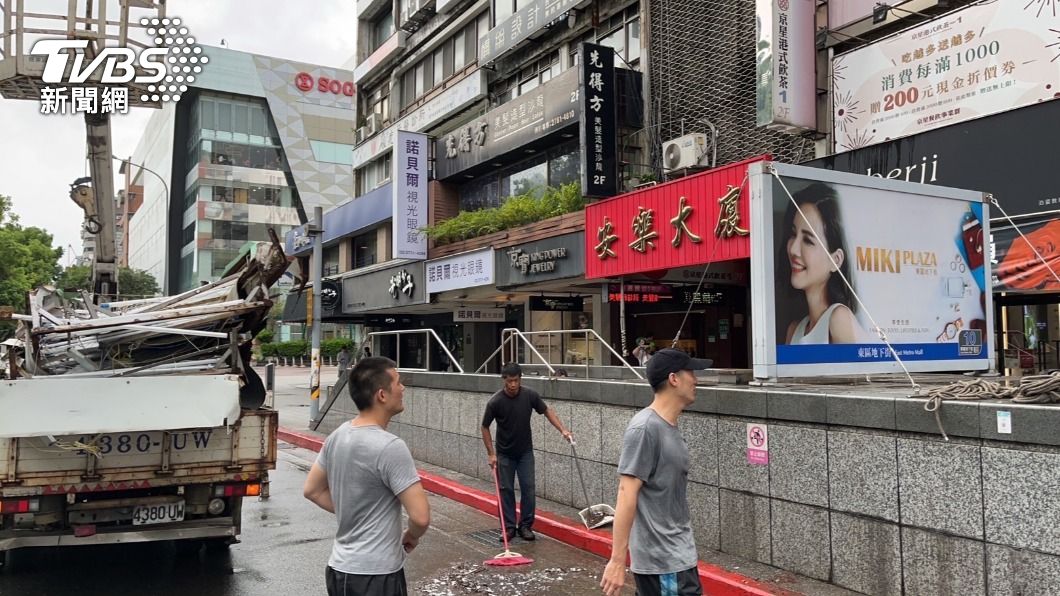 台北市東區招牌掉落，經警方了解，招牌因老舊預防性拆除並非掉下來。（圖／TVBS）