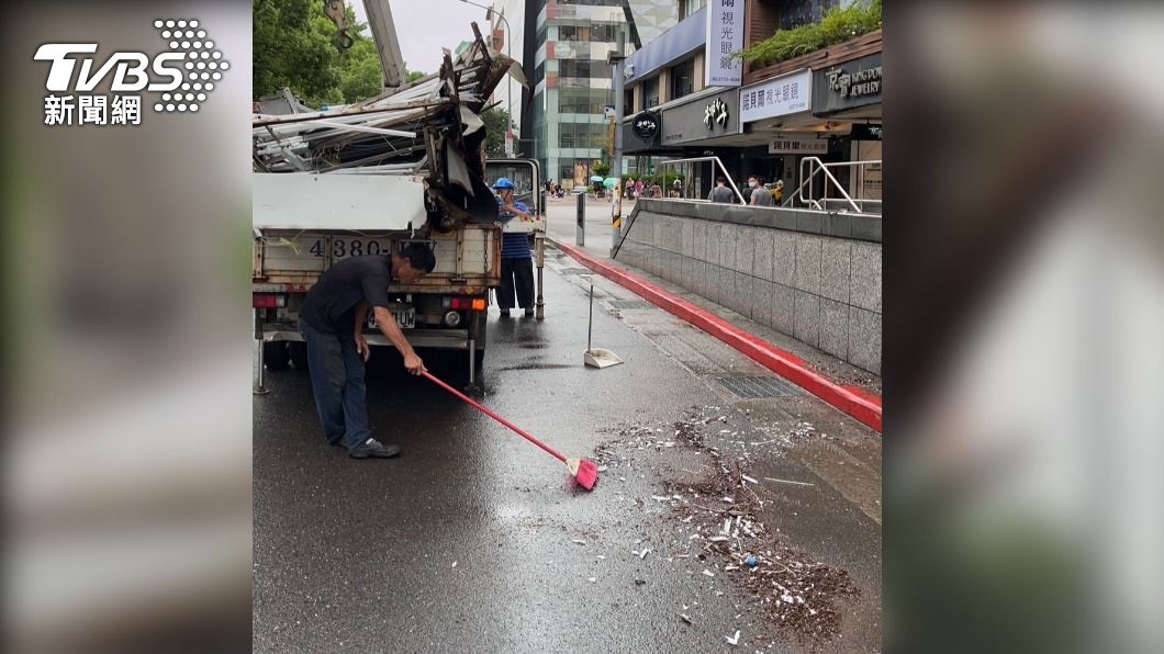快訊/台北東區因杜蘇芮招牌掉落? 警澄清:因老舊預防性拆除