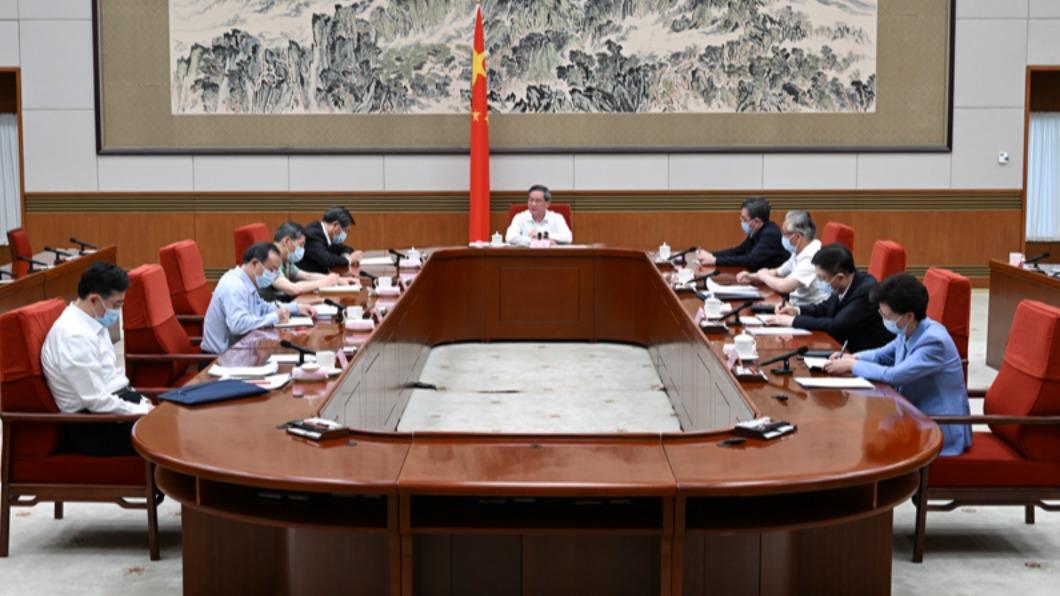 網翻出秦剛6月開會照　無精打采坐姿不正、似心事重重