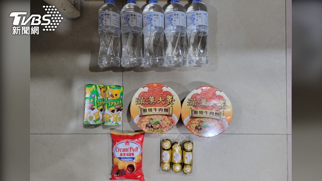 謝男又到商店內竊取商品。(圖/TVBS)