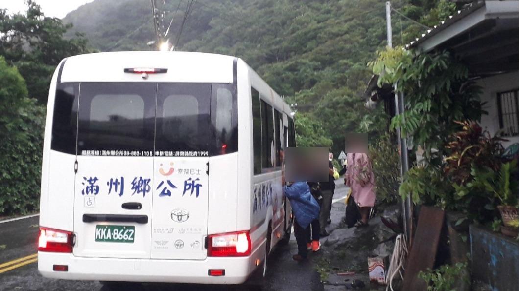 屏東滿州長樂村14、15、16鄰為避免土石流發生,進行預防性撤離。(圖/消防局提供)