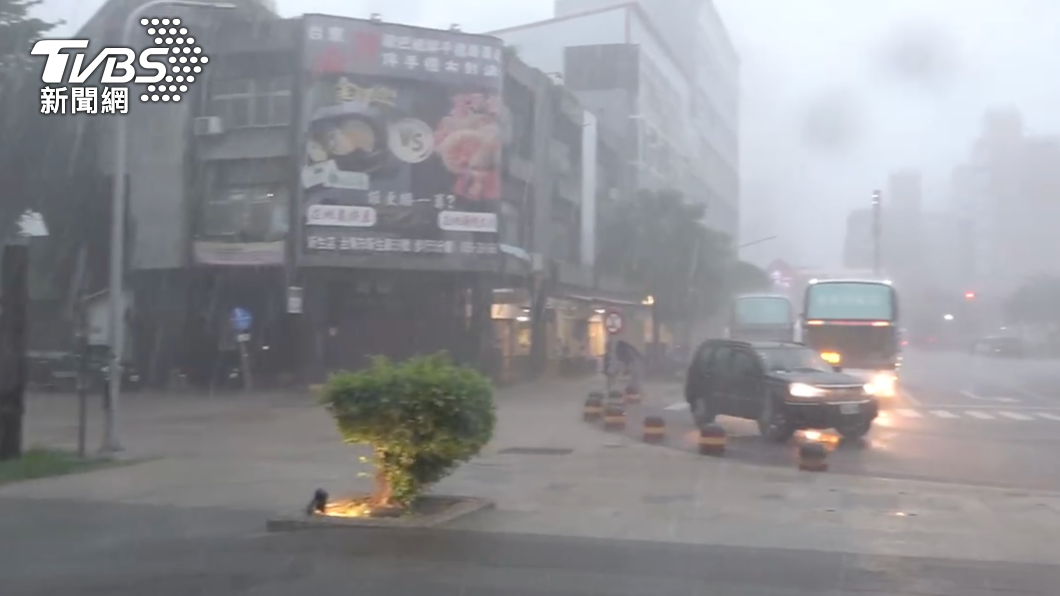 市區知名景點「鐵花村音樂聚落」雨勢滂沱。(圖/TVBS)