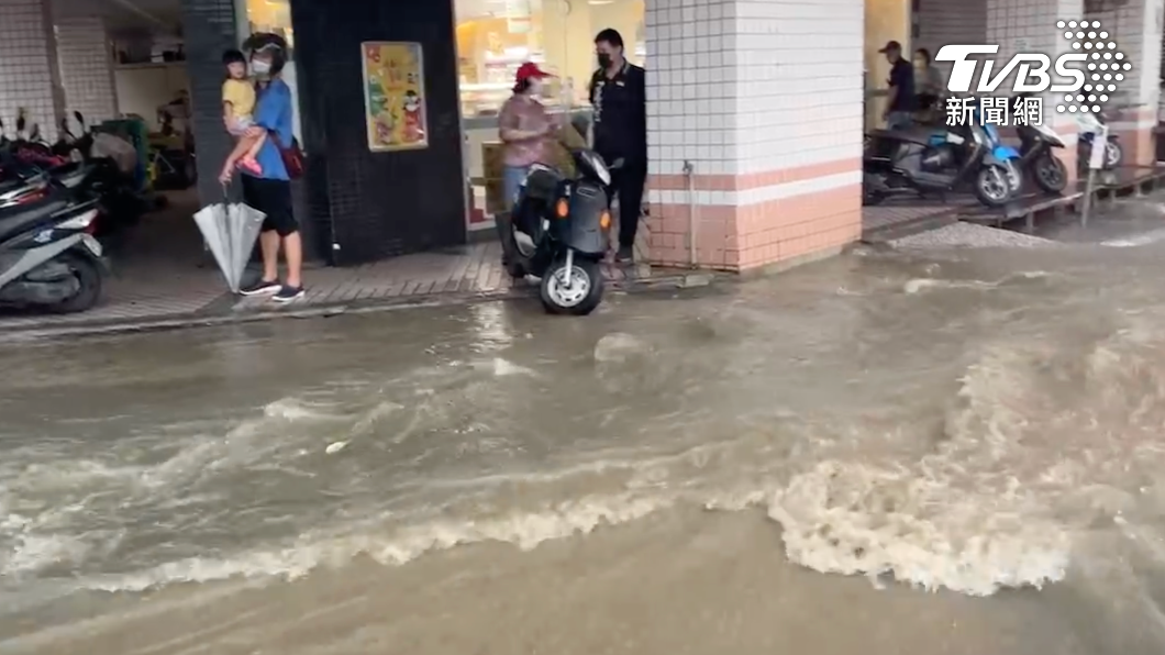 快訊／杜蘇芮觸陸！台東灌豪雨「市區大淹水」水高近小腿肚