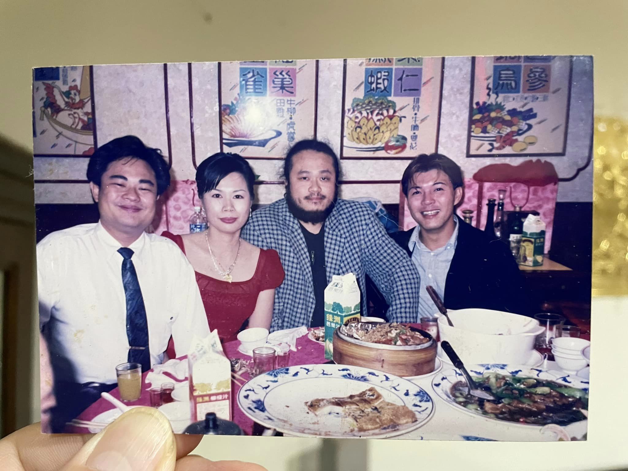 謝宇威直言,與楊政道合照,一直壓在客廳茶几玻璃下珍藏。(圖/翻攝自謝宇威臉書)