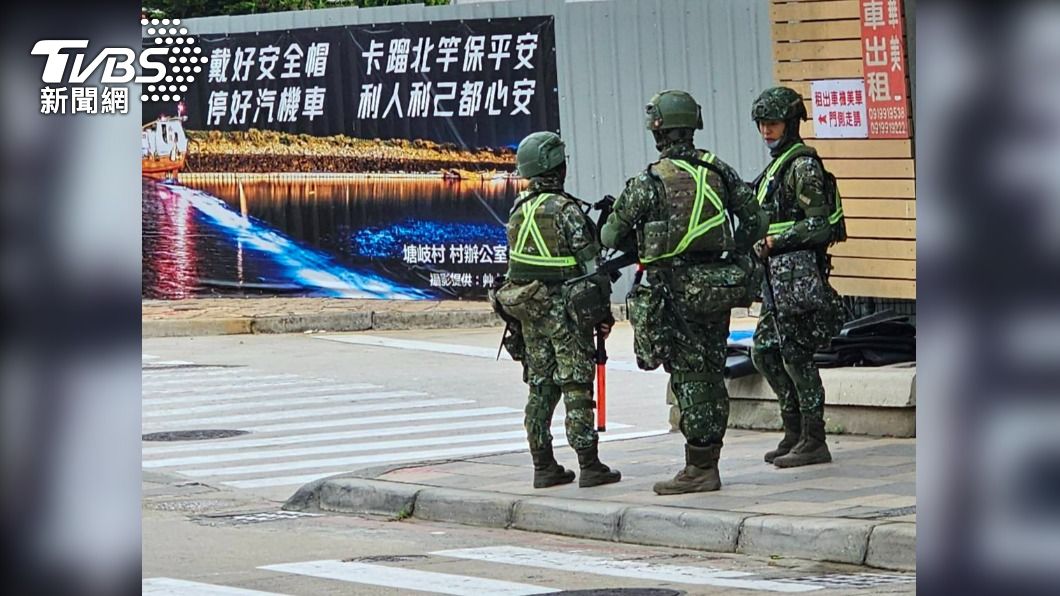 國軍弟兄不畏風雨,仍在執行漢光演習。(圖/TVBS)