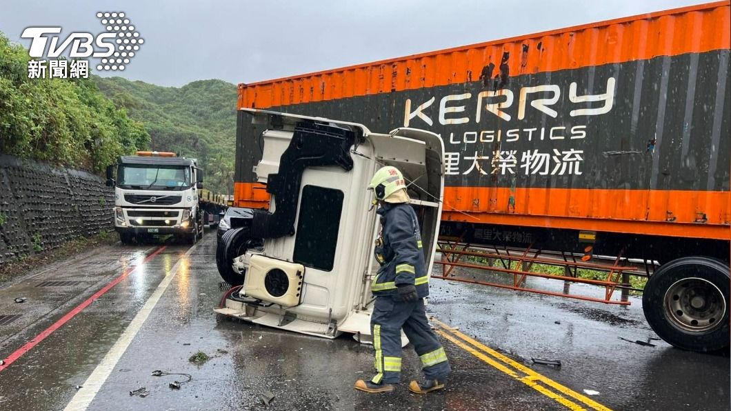 瑞芳貨櫃曳引車疑颱風天打滑自撞「反折」翻覆 車頭脫落