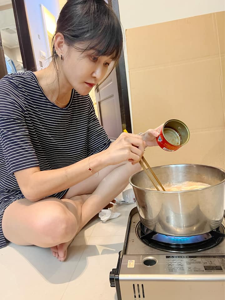 黃瓊慧的「颱風麵」必加茄汁鯖魚罐頭。(圖/翻攝黃瓊慧桃園觀察日記臉書)