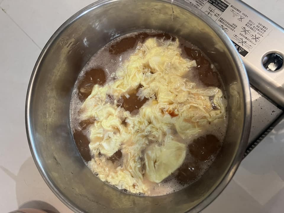 黃瓊慧的「颱風麵」湯底鯖魚蛋花湯。(圖/翻攝黃瓊慧桃園觀察日記臉書)