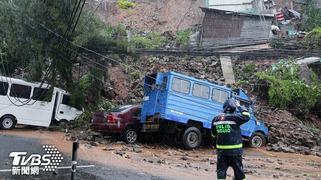 杜蘇芮颱風挾帶狂風暴雨,讓菲律賓多地出現河流氾濫與土石流災情。(圖/達志影像美聯社)