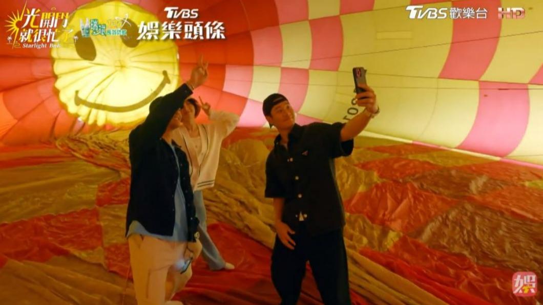 周興哲（右）開心拿起手機自拍。（圖／翻攝自《光開門就很忙了》）