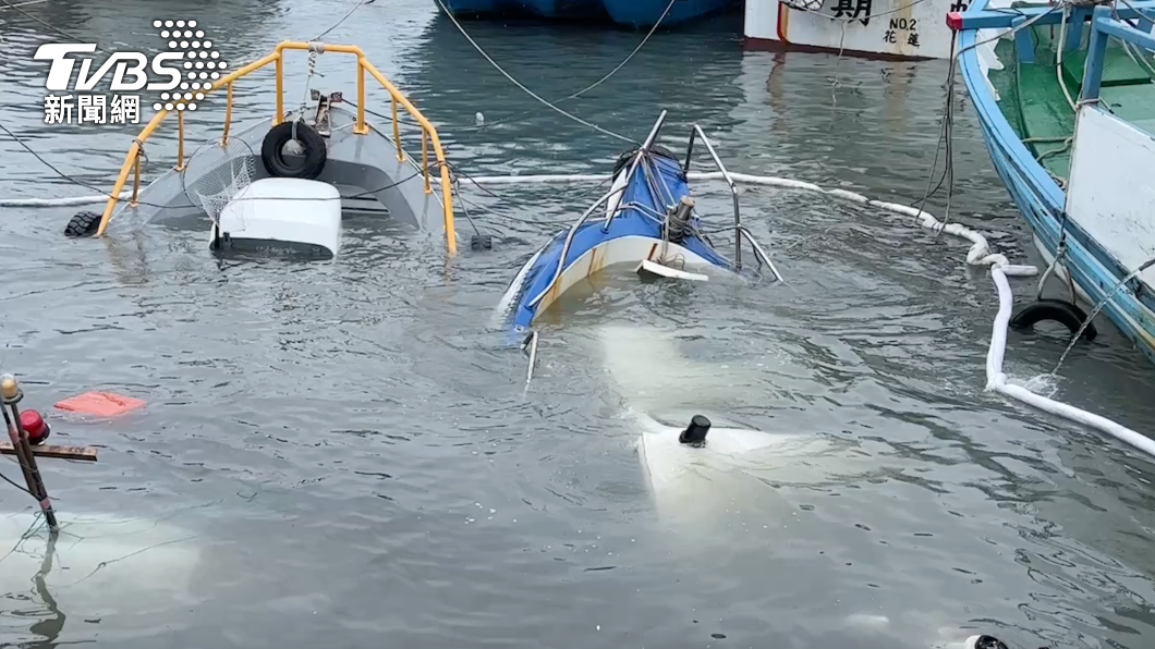 杜蘇芮狂掃東部!強風大浪襲台東富岡漁港 2艘漁船沉海中