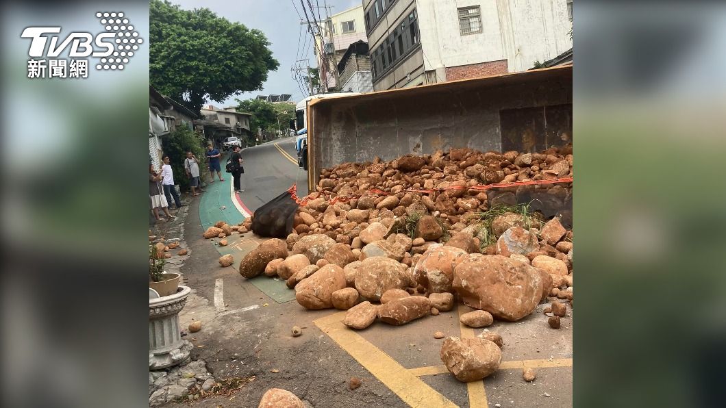 車上的土石塊掉滿地。(圖/警方提供)