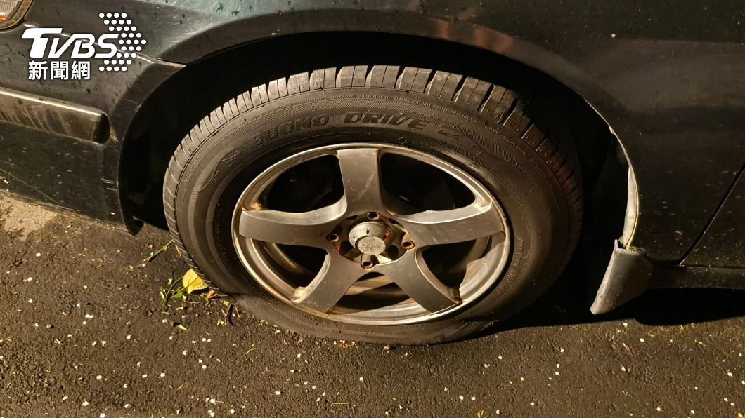 汽車車輪疑似被刺破洩氣。(圖/TVBS)