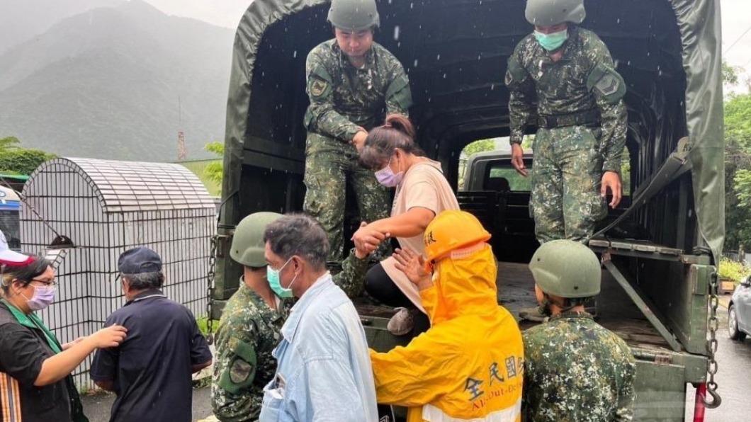 第四作戰區26日上午陸續派遣官兵前往高雄市六龜、衫林及茂林等地區，協助地方政府實施預防性撤離工作。（圖／第四作戰區提供）