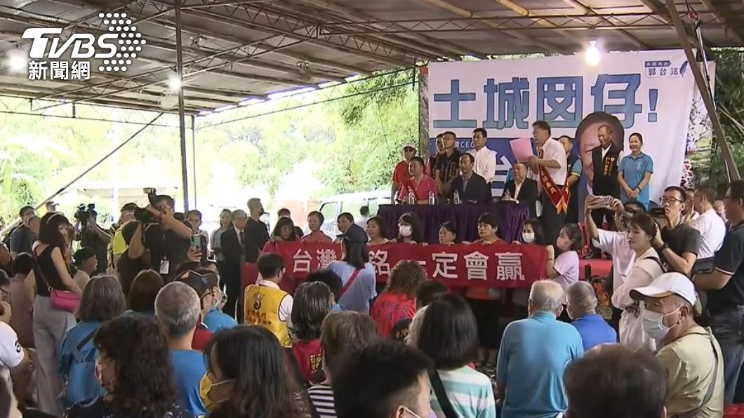 鴻海創辦人郭台銘今日參加新北土城順聖宮宮慶,現場宛如造勢活動。(圖/TVBS)