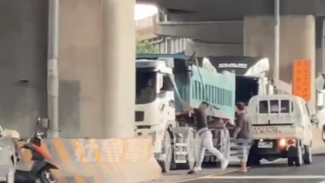 男子持球棒砸車。(圖/翻攝社會事新聞影音)