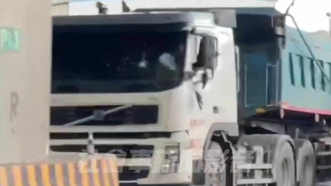 砂石車擋風玻璃、後照鏡破裂毀損。(圖/翻攝社會事新聞影音)