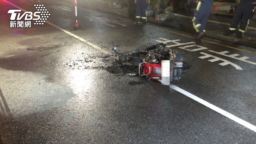 杜蘇芮來襲天雨路滑!台中女騎車自摔 機車瞬間起火燒成廢鐵