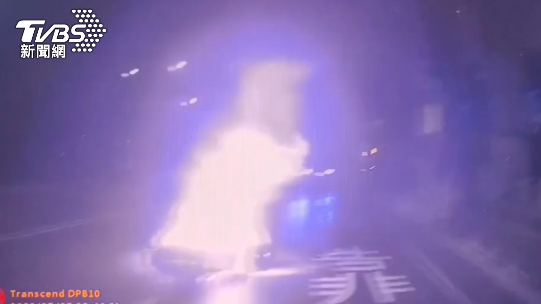 機車起火燃燒。(圖/警方提供)