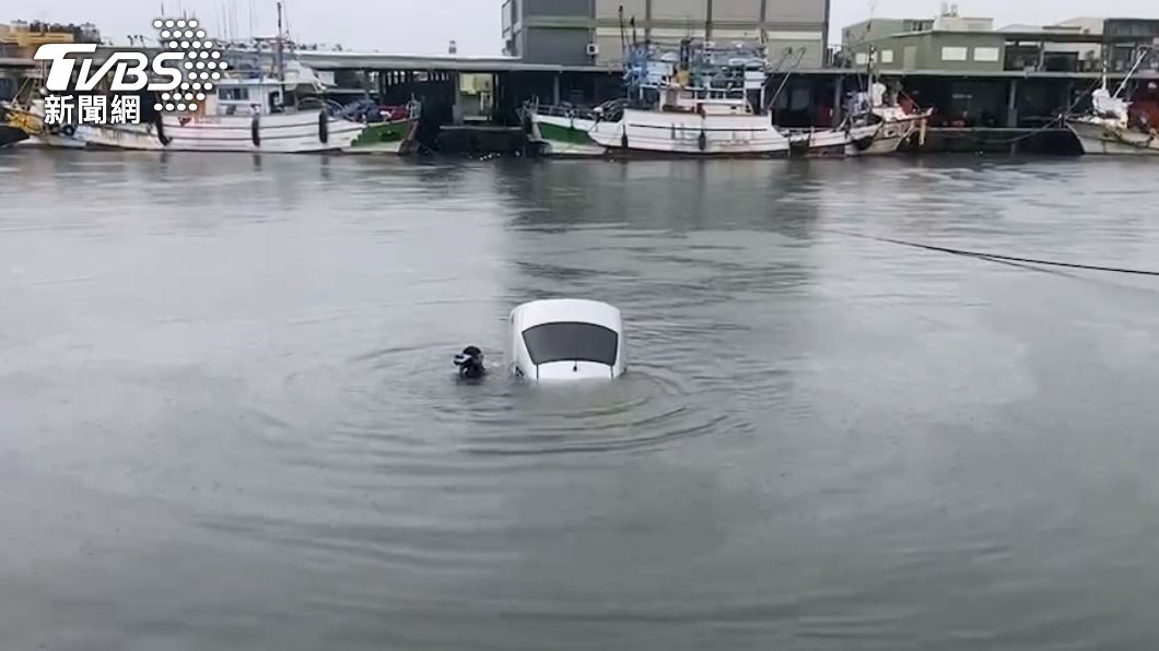 颱風天雨大路又不熟!高雄男「連人帶車」落海 命大獲救