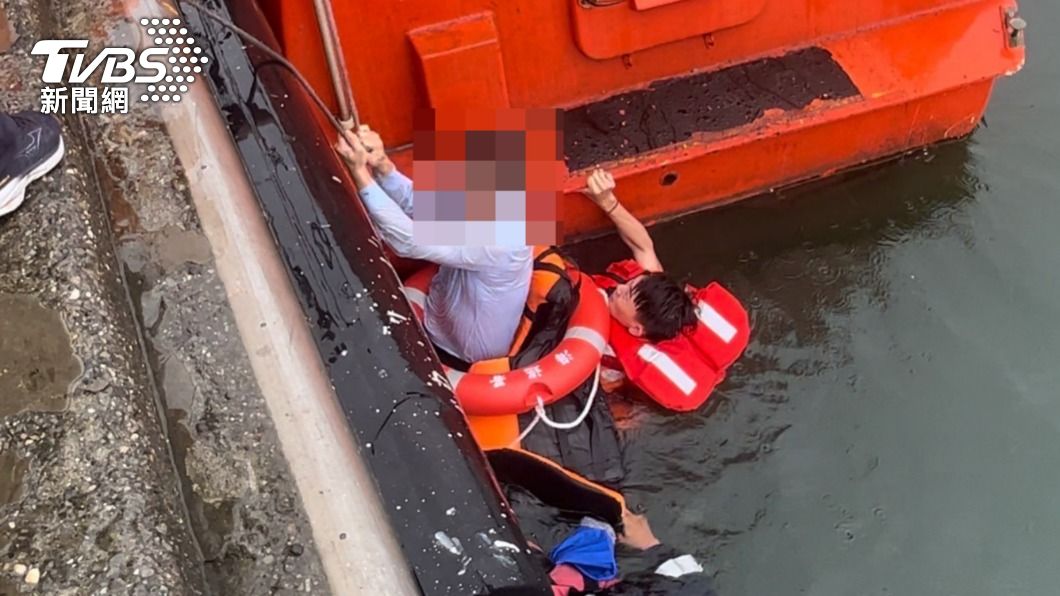警消與海巡人員聯手將落海男子救起。(圖/TVBS)