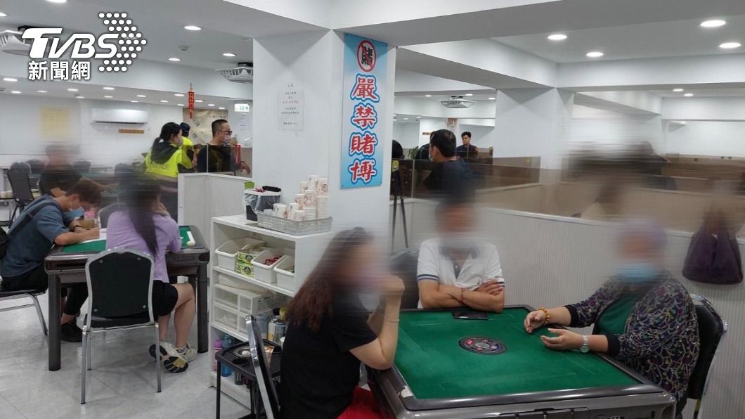 牆上「嚴禁賭博」貼假的?棋牌社暗藏非法賭場 59人全遭逮