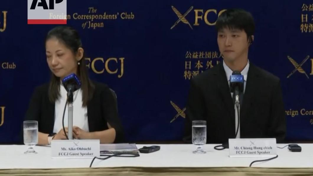江宏傑（右）在律師陪同下於日本召開記者會。（圖／翻攝apvideohub）
