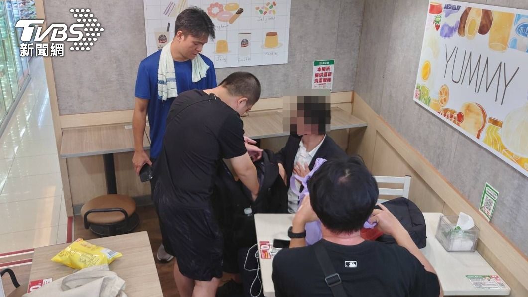 警方在超商內當場逮捕車手。(圖/TVBS)