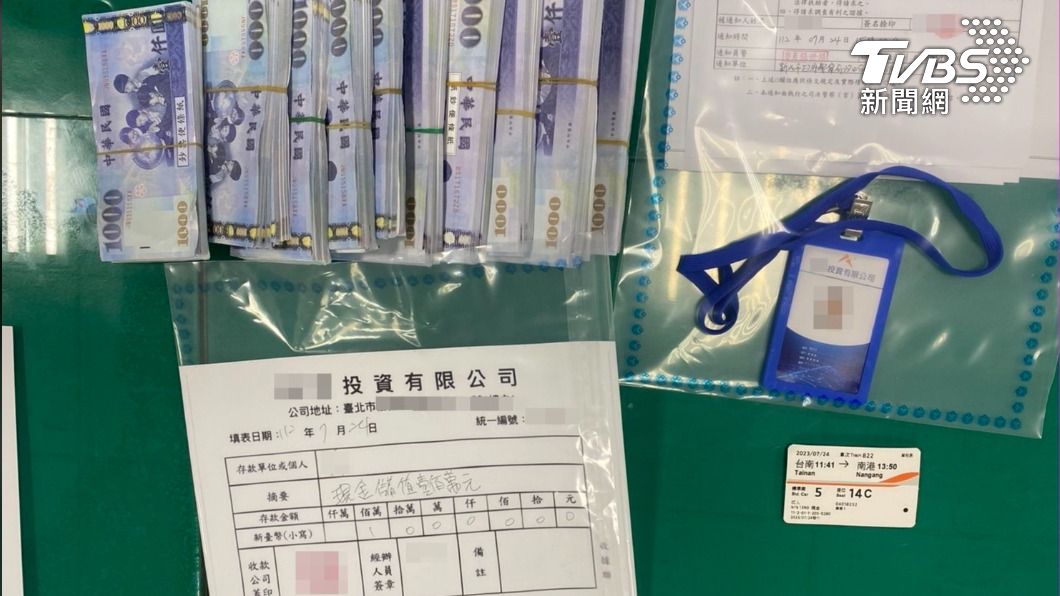 警方查扣犯案用手機1支、假鈔現金100萬元等證物。(圖/TVBS)