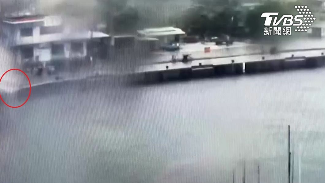 杜蘇芮颱風雨大路不熟!高雄男開車衝入中芸漁港 墜海瞬間曝光