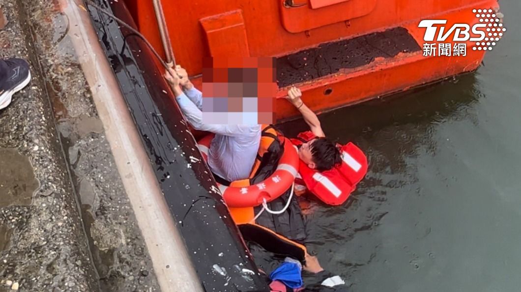 海巡與警消聯手將落海男子救起。(圖/TVBS)