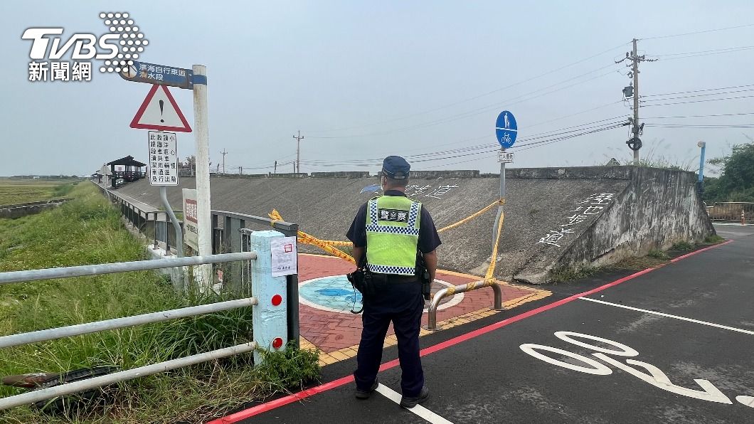 還是得小心!杜蘇芮風雨增強 2漁民跑高美濕地挖蛤蜊遭勸離