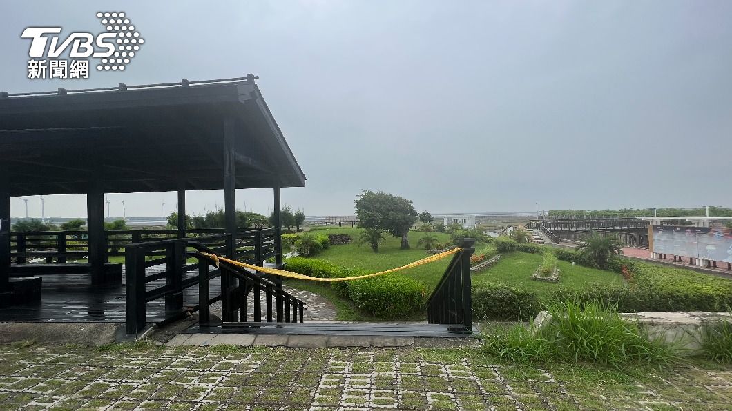 高美濕地於25日下午4時起出入口開始管制進入。(圖/警方提供)