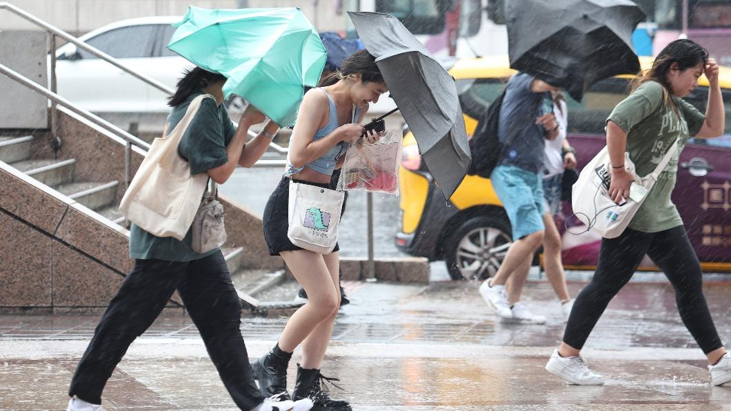 杜蘇芮颱風來勢洶洶,民眾搭乘火車如有疑問可洽台鐵局官網或電話洽詢。(圖/TVBS)