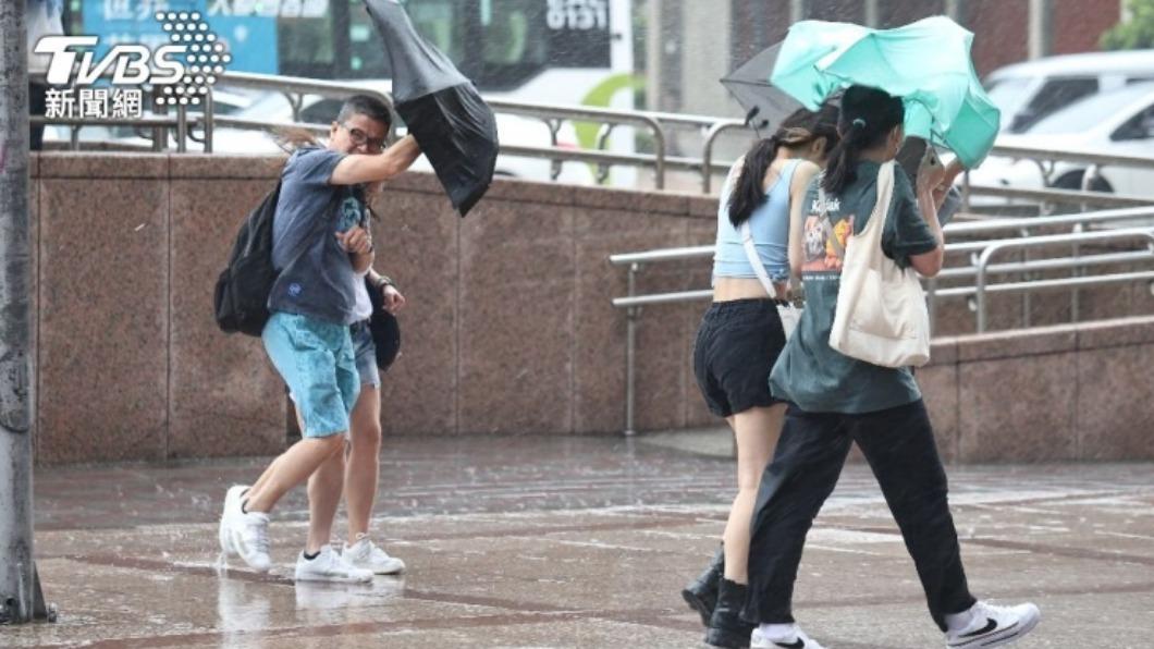 近期颱風來襲加上夏季午後雷陣雨頻頻,許多民眾皆有雨傘需求,北捷將推出「共享雨傘」租借服務。(圖/TVBS)