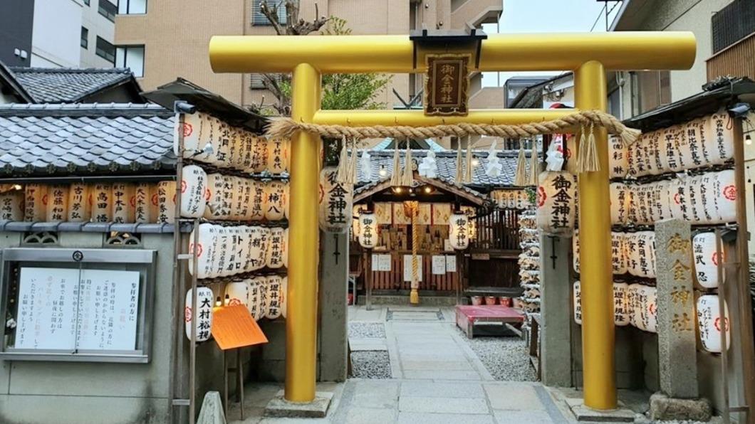 神社上掛著許多企業點的發財光明燈。(圖/狐狸金的日常提供)