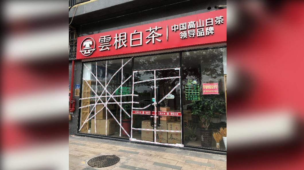 提前做好防颱措施,廈門當地商家也在落地窗貼上膠帶。(圖/翻攝自微博)