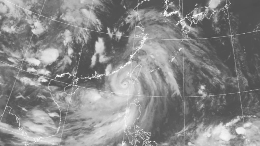 明天清晨中、南部還在暴風圈範圍內,直到登陸中國福建後,強度才會減弱。(圖/翻攝自中央氣象局)