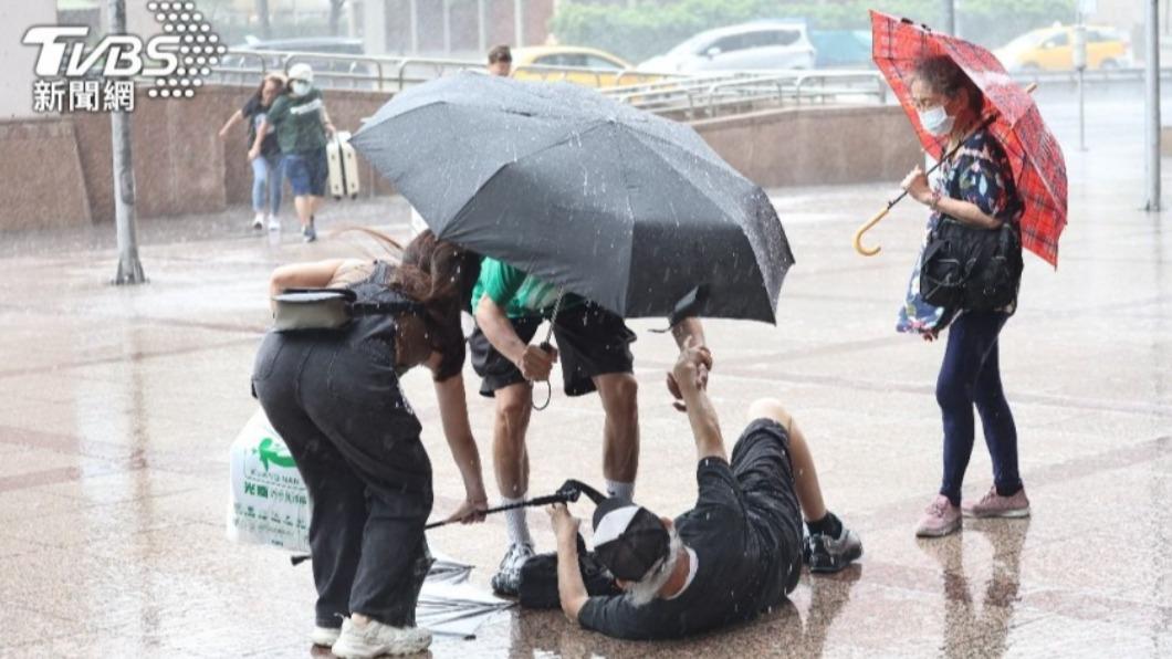 杜蘇芮轉彎放慢！暴風圈「夜襲南台灣」　明晨前雨勢猛烈