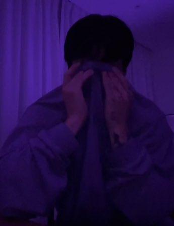 聽到粉絲寫的歌曲太感動,柾國甚至還用衣領擦淚。(圖/翻攝自googietaku推特)