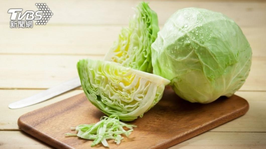 高麗菜若順著纖維紋路切,可享清脆口感;若與纖維紋路垂直的方式切斷纖維,口感將偏柔軟且蓬鬆。(示意圖/shutterstock達志影像)