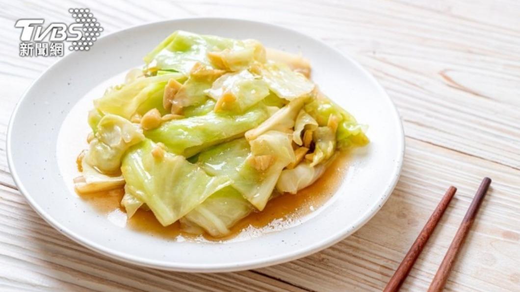 高麗菜的菜心及外葉含有豐富的維生素C,建議可烹煮食用吸收營養。(示意圖/shutterstock達志影像)