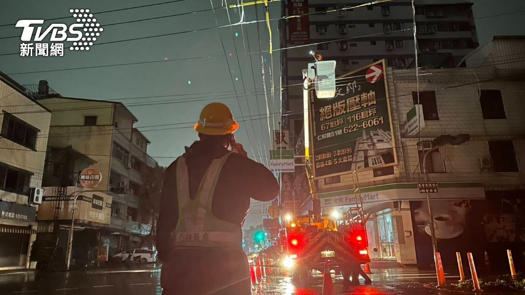 高雄大停電!深夜強風豪雨狂襲 38913戶搶修中