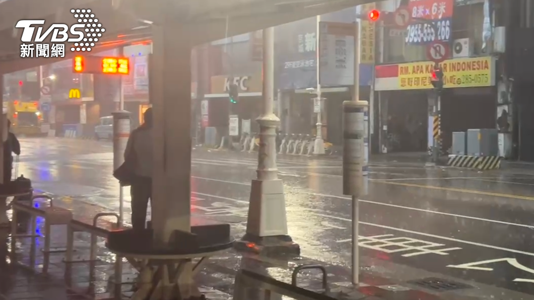 杜蘇芮深夜為南部帶來強風豪雨。(圖/TVBS)