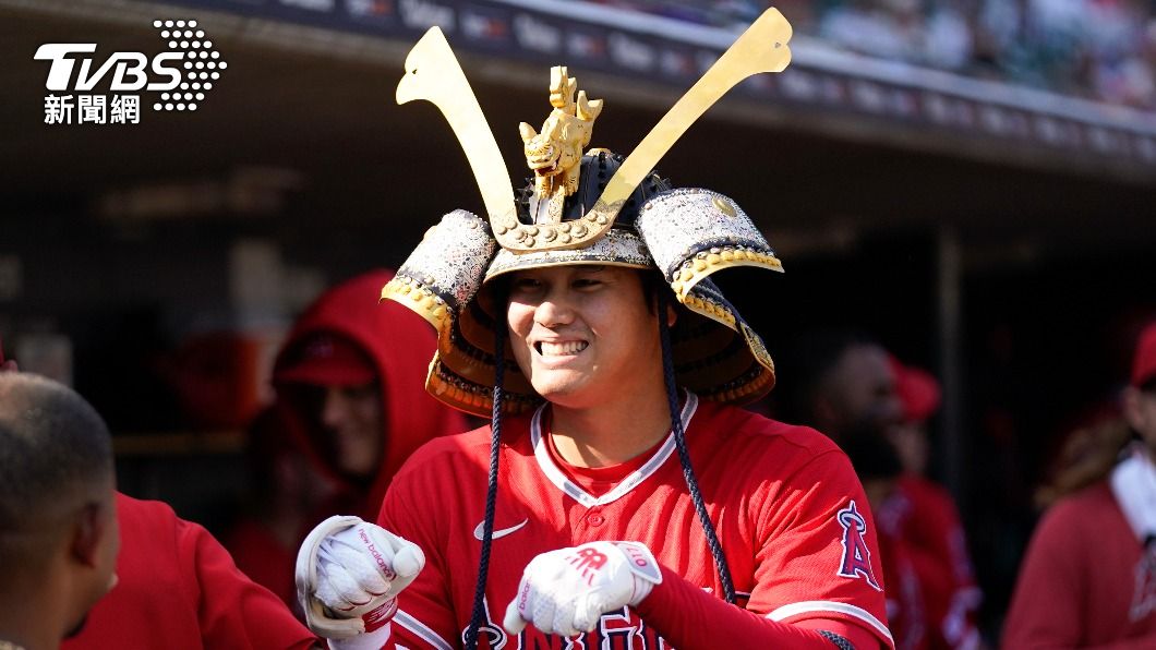 大谷再度帶上招牌的武士頭盔與隊友慶祝。(圖/達志影像美聯社)